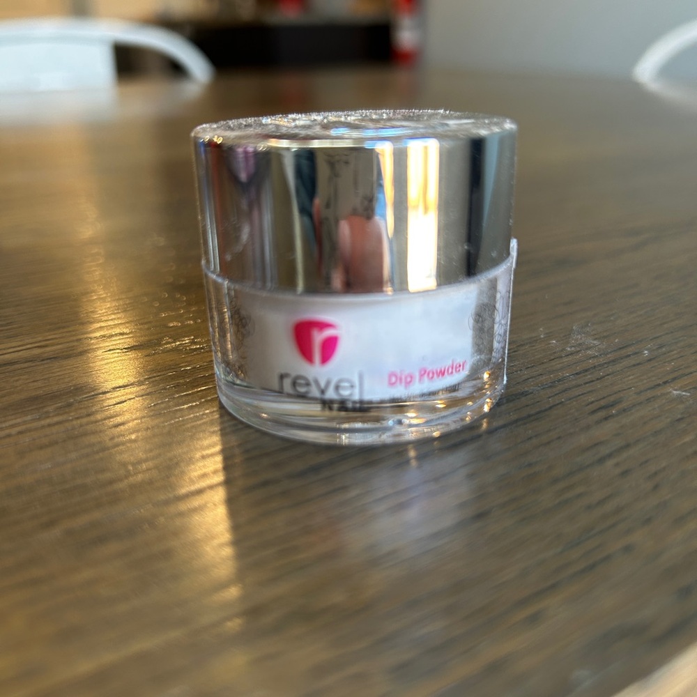 Revel Nail Dip Powder in viven